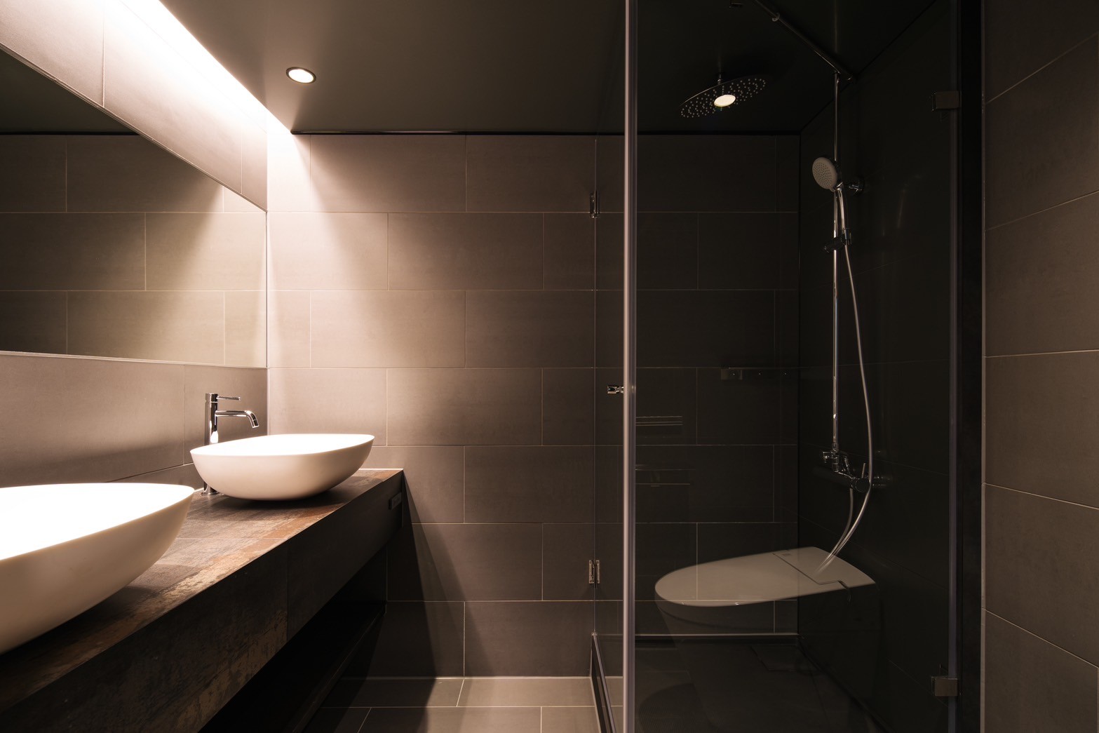 日本語: 間接照明が美しいサニタリールーム / English: Bathroom with elegant indirect lighting