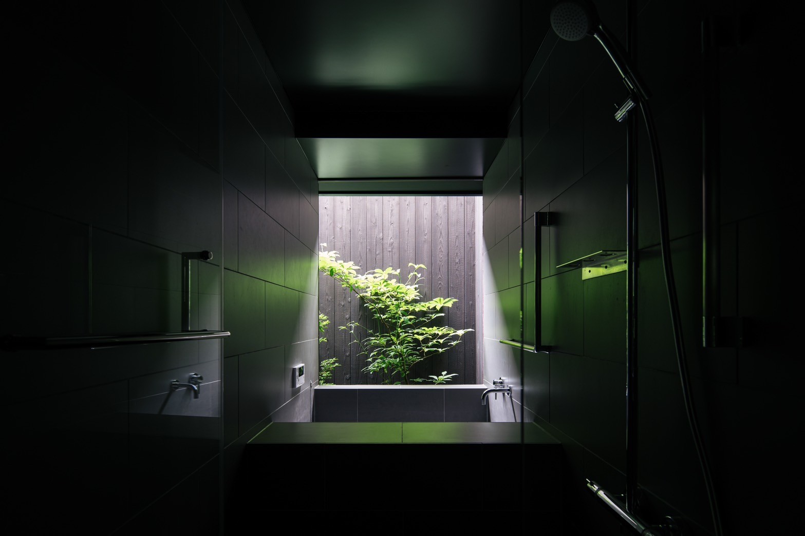 日本語: 露天風呂から眺める木々の移り変わり / English: Open-air bath overlooking changing trees and seasons