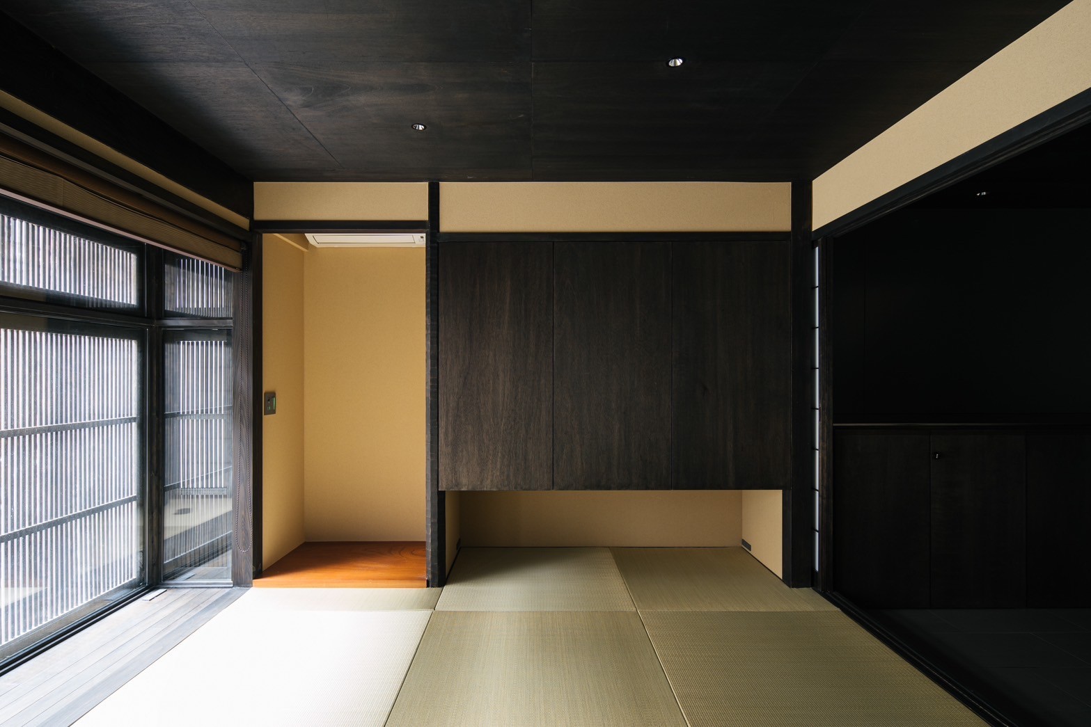 日本語: 時を感じ、休息を取ることができる和室 / English: Japanese-style room designed for relaxation and a sense of time