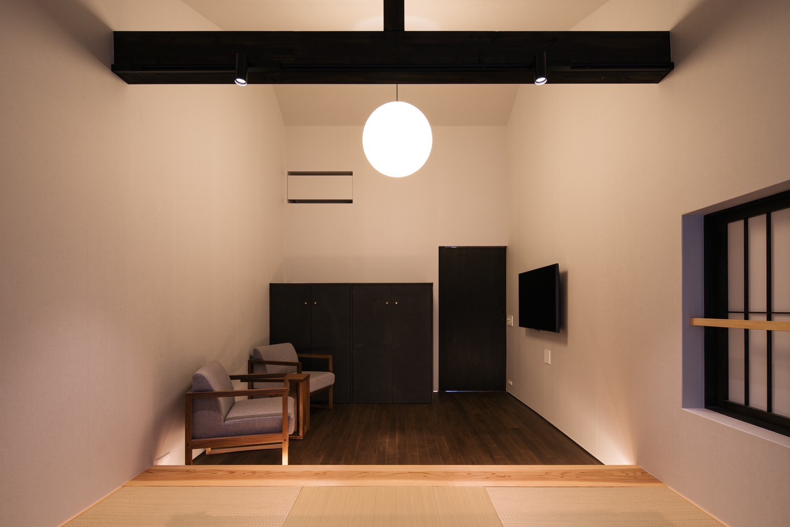 日本語: 来客にも対応できる小上がり空間 / English: Raised tatami seating area suitable for guests