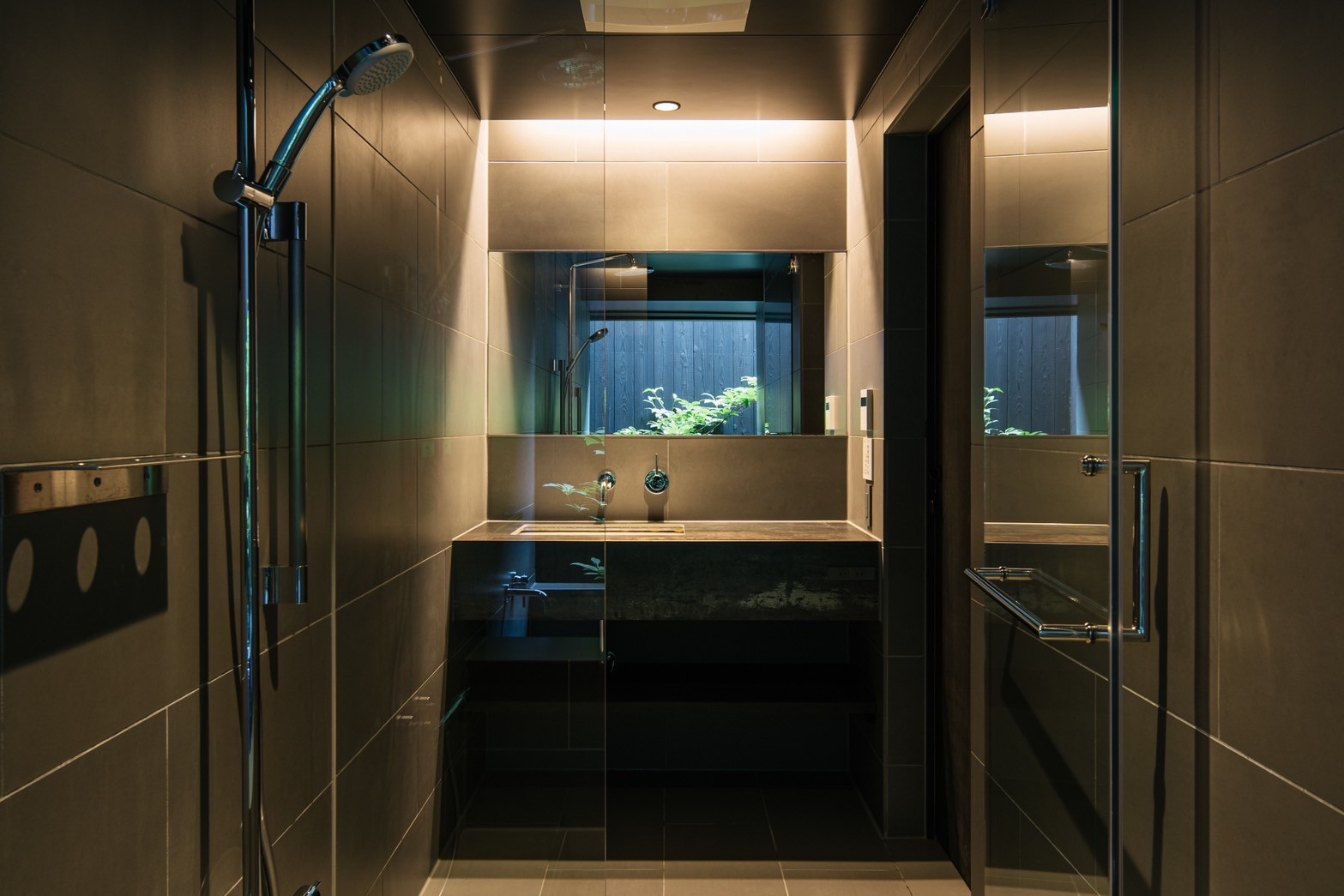 日本語: 四季を感じられる洗面所 / English: Washroom designed to reflect the changing seasons