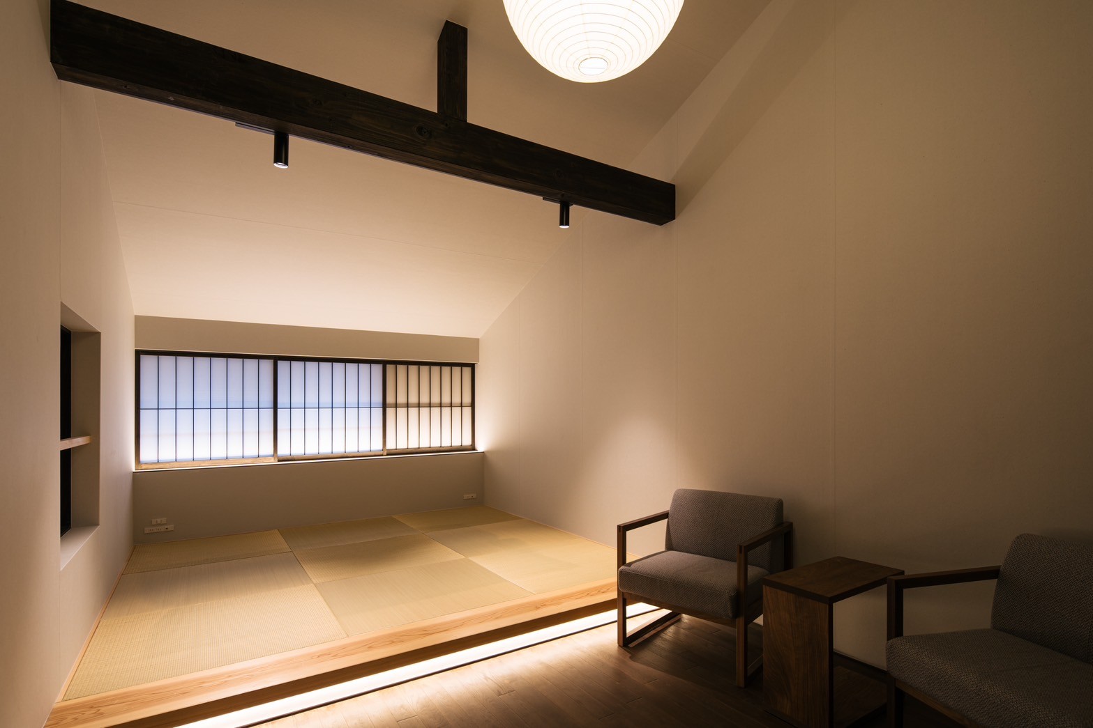 日本語: 落ち着きのある小上がり空間１ / English: Calm raised tatami area 1