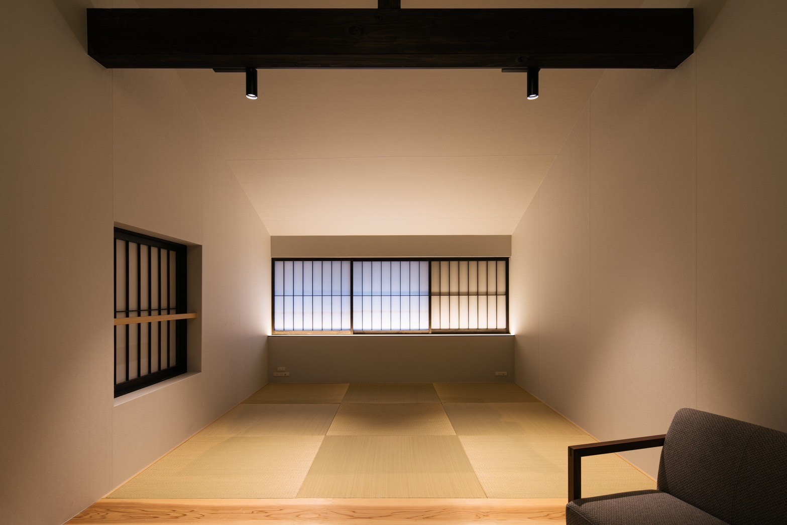 日本語: 落ち着きのある小上がり空間２ / English: Calm raised tatami area 2