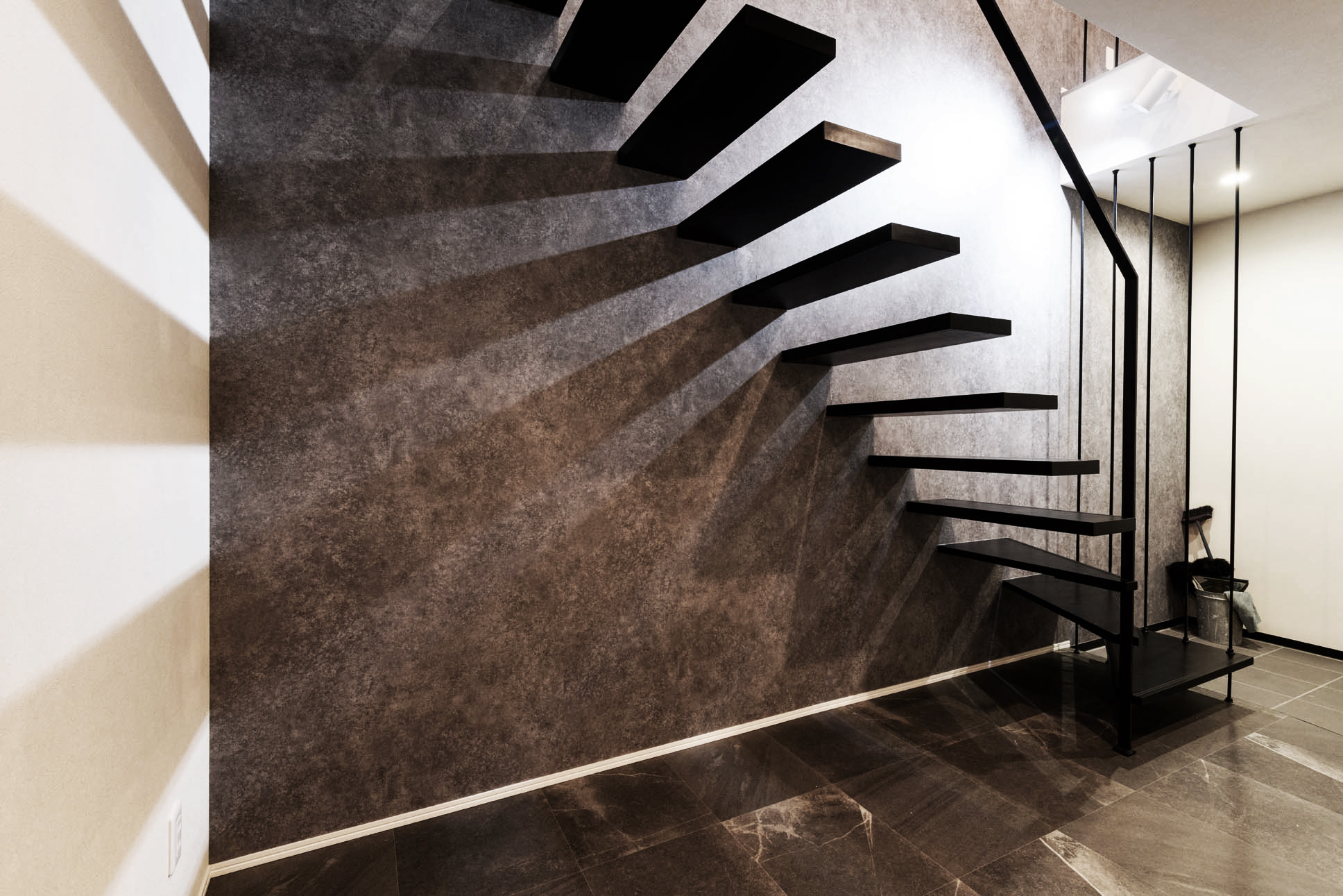 日本語: 差し込む光に誘われる片持ち階段 / English: Cantilevered staircase illuminated by natural light