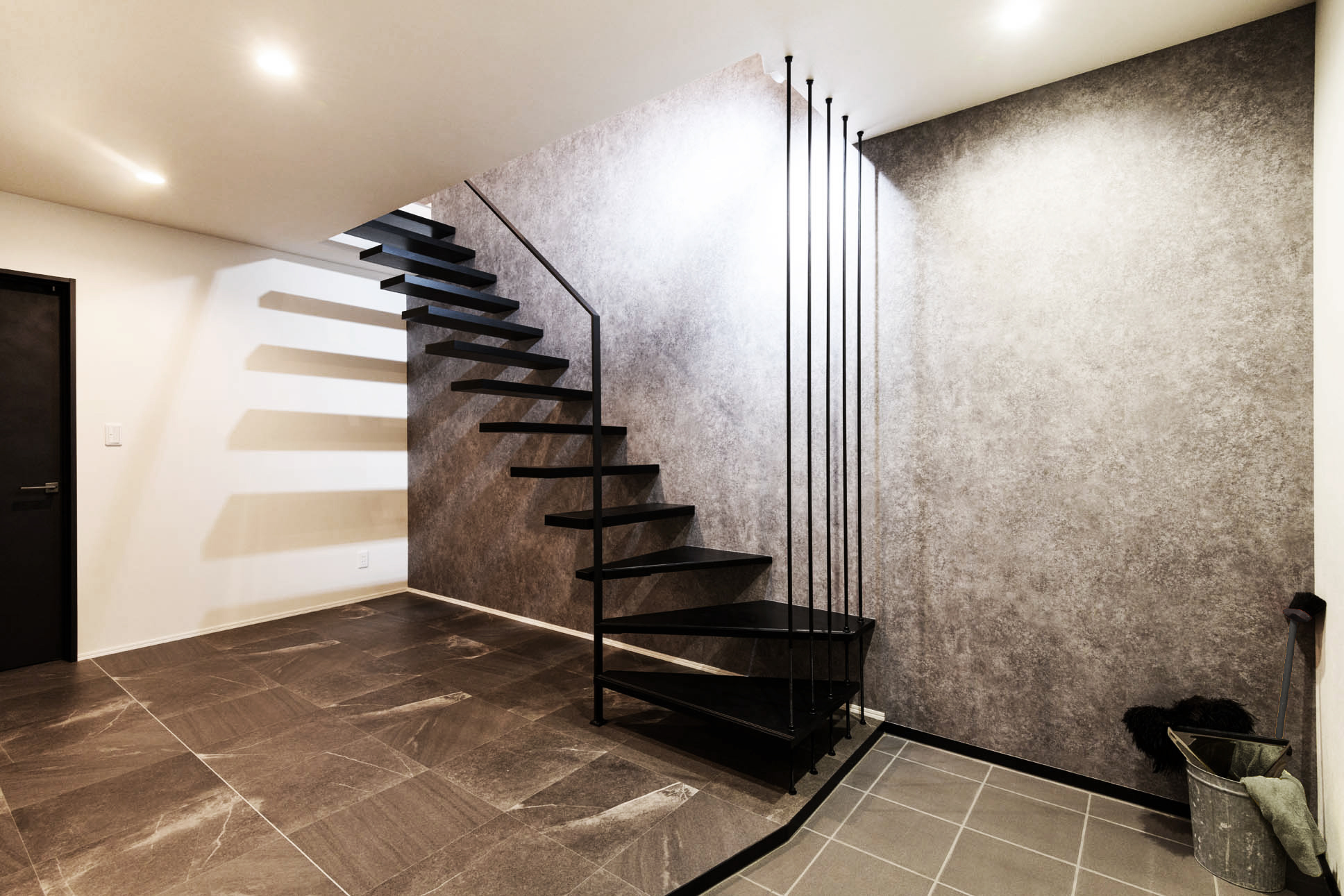 日本語: 美しい片持ち階段があるホール１ / English: Elegant cantilevered staircase in hall 1