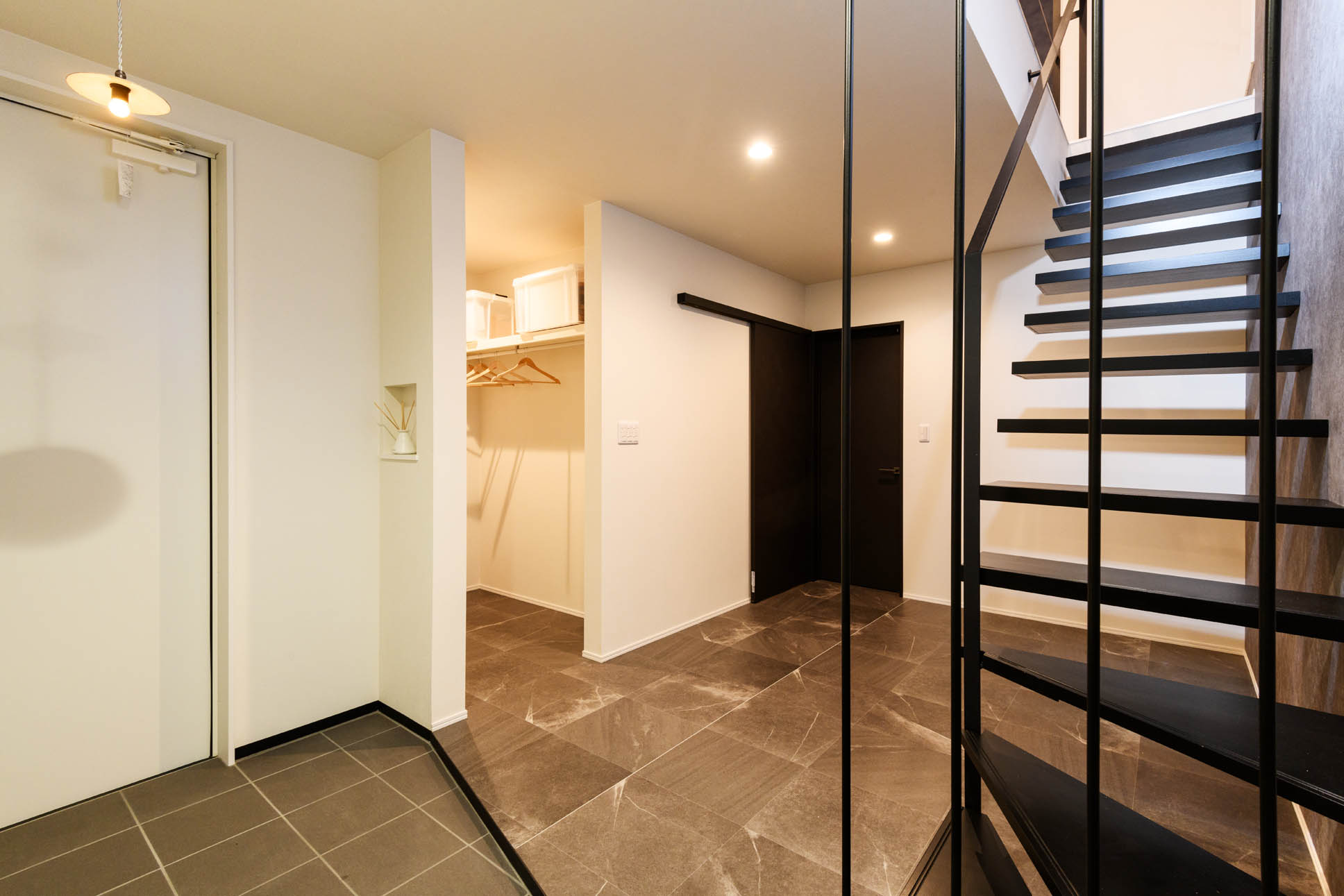 日本語: 美しい片持ち階段があるホール２ / English: Elegant cantilevered staircase in hall 2