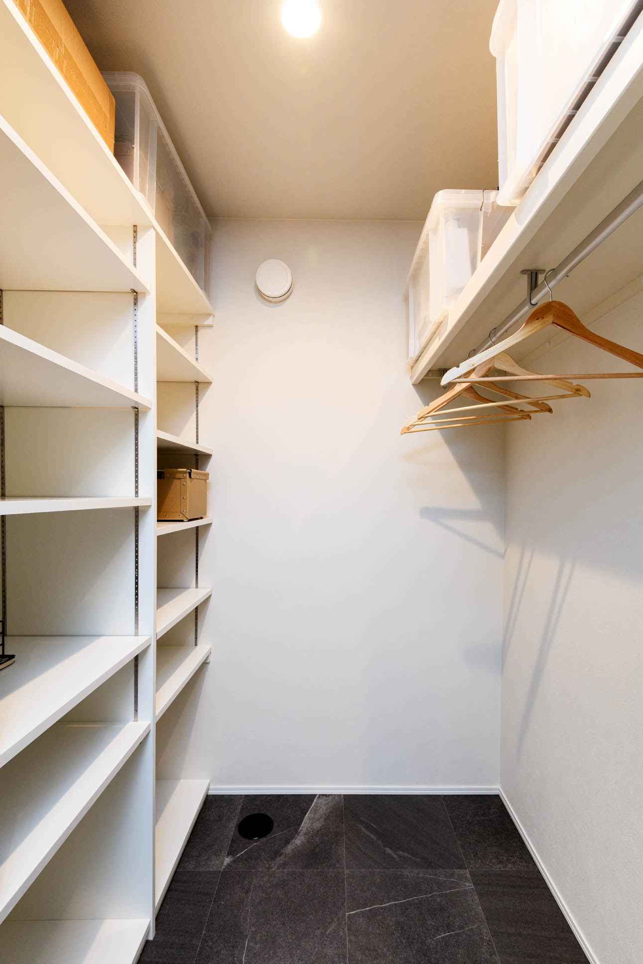 日本語: 大容量のウォークインクローゼット / English: Spacious walk-in closet with ample storage