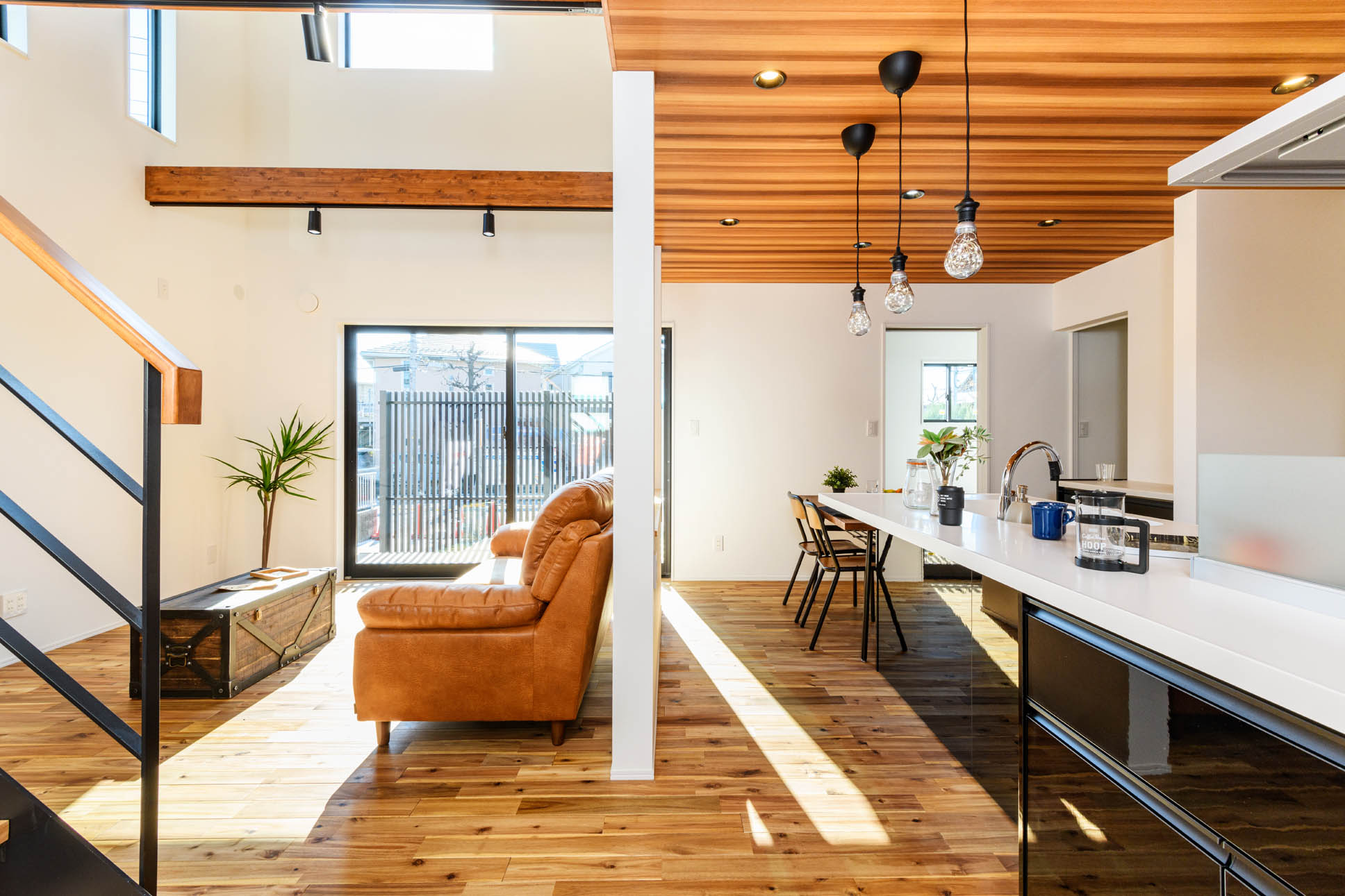 日本語: 光が差し込む明るいリビング・ダイニング / English: Bright living and dining room filled with natural light