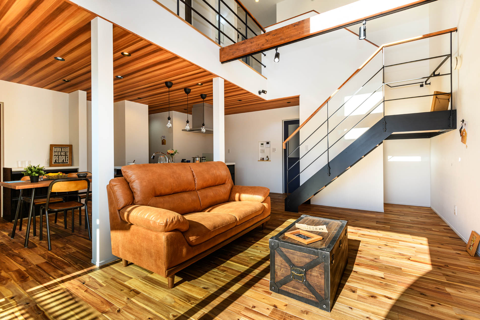 日本語: 日中も光を取り込むリビング / English: Living room designed to capture daylight throughout the day