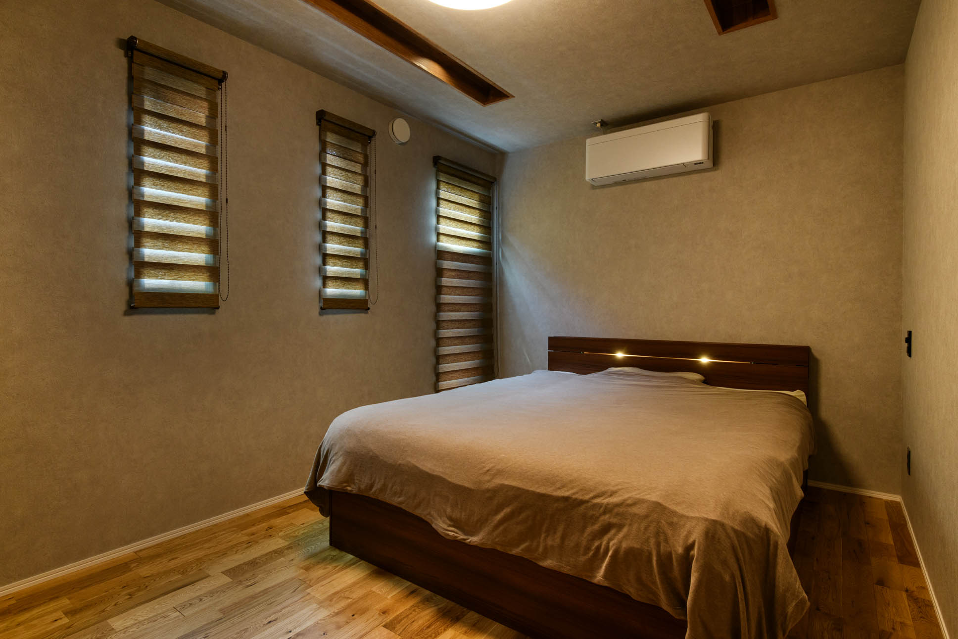 日本語: 日の光で目が覚めるように設計した寝室 / English: Bedroom designed to wake naturally with sunlight