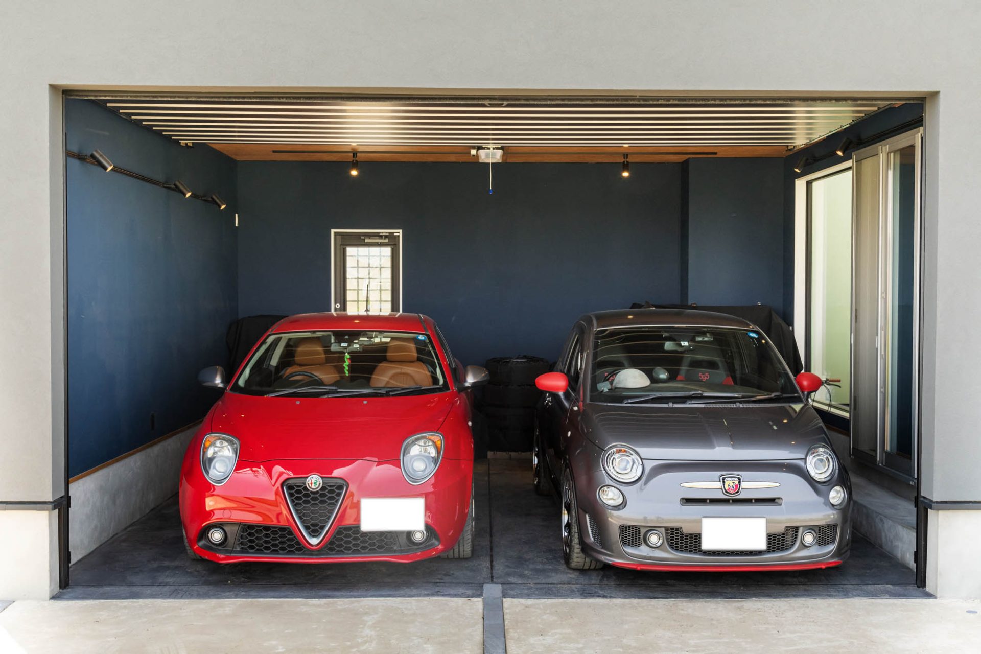 日本語: オーバースライダーを搭載した高機能ガレージ ｜ English: Garage equipped with an overhead sliding door system