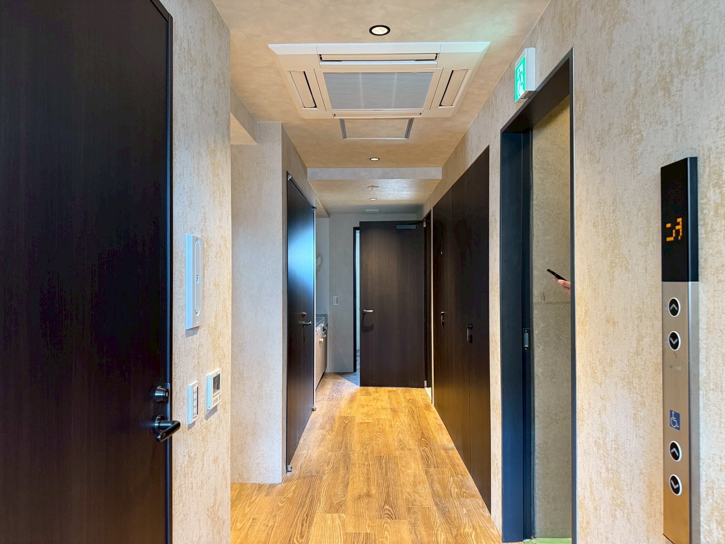 日本語: 機能的なオフィスの廊下｜English: Office corridor designed for functionality and modern aesthetics
