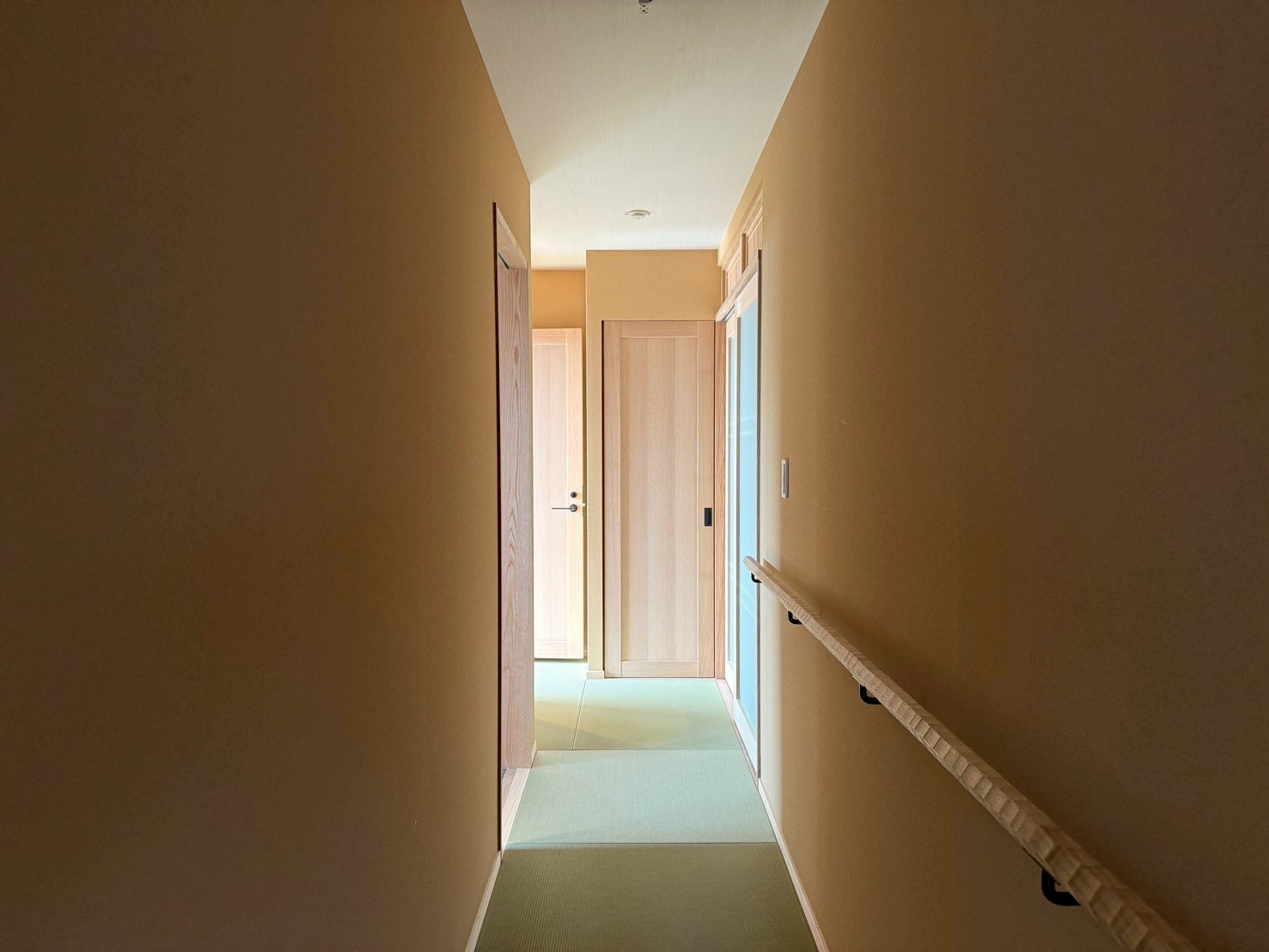 日本語: 屋上でくつろげる休憩スペース｜English: Rooftop relaxation space with seating and greenery