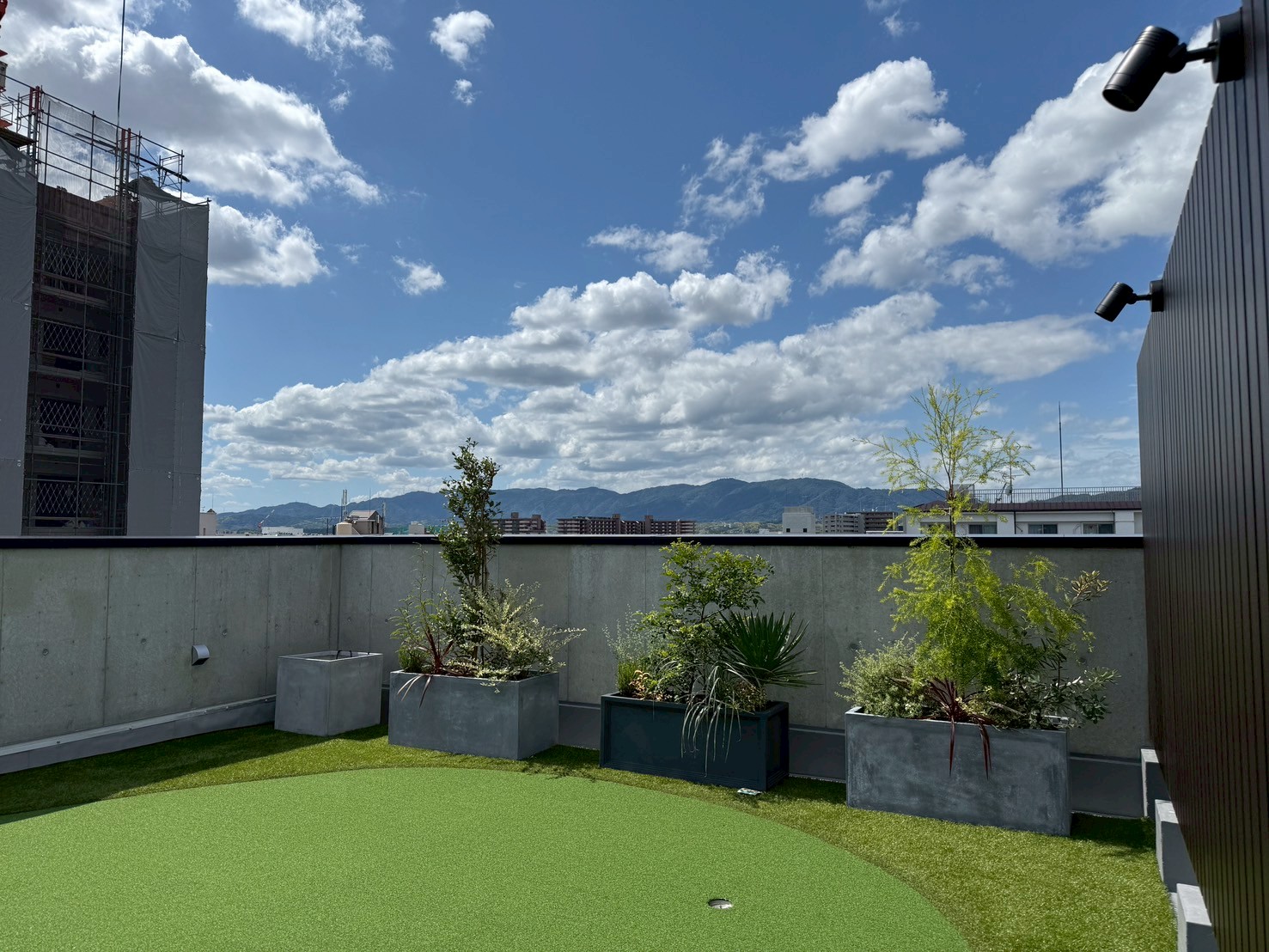 日本語: 庇と中庭、吹き抜けを備えた外部空間｜English: Exterior space with eaves, courtyard, and open atrium