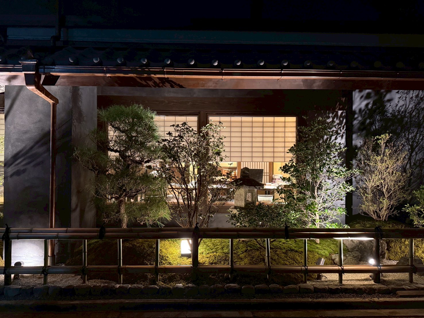 日本語: 庭師によるライトアップされた日本庭園｜English: Japanese garden illuminated with landscape lighting by a gardener