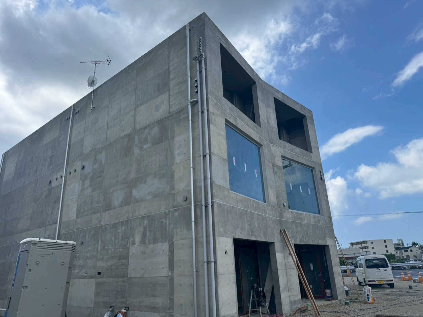 日本語: 厳かに佇む鉄筋コンクリート建築｜English: Solemn reinforced concrete building